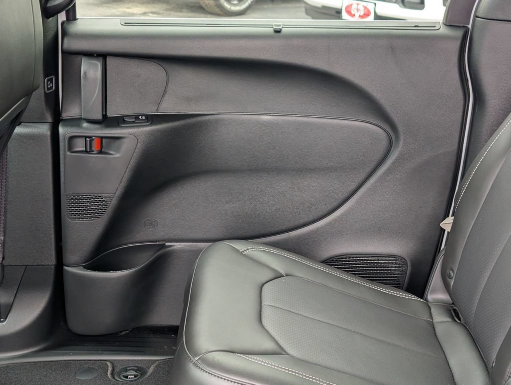 New 2027 Chrysler Pacifica Select FWD image 25