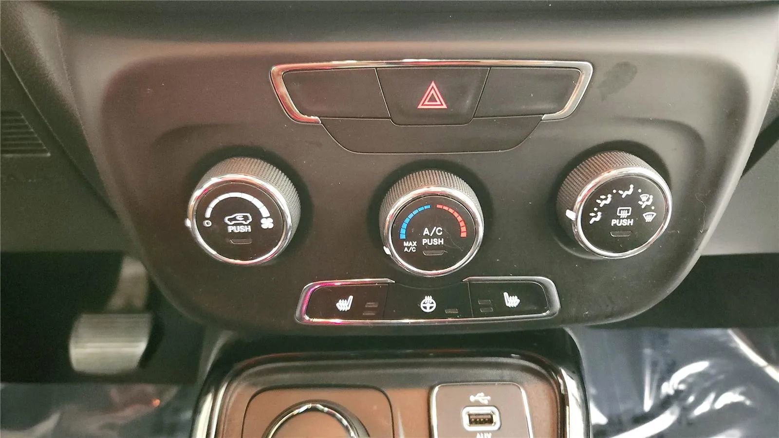 Used 2018 Jeep Compass Latitude AWD/4WD image 25