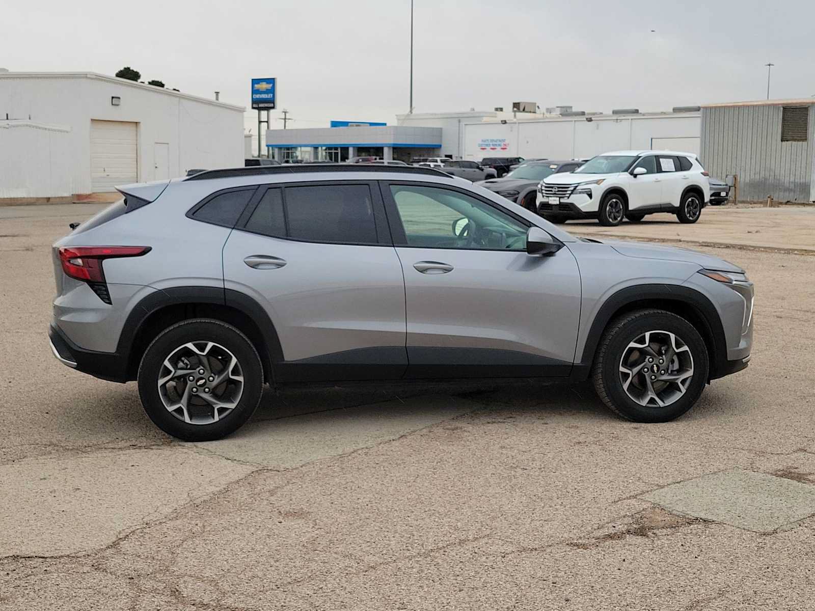 Used 2025 Chevrolet Trax LT FWD image 9