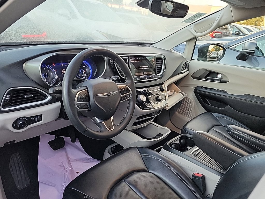 Used 2023 Chrysler Pacifica Touring-L FWD image 7