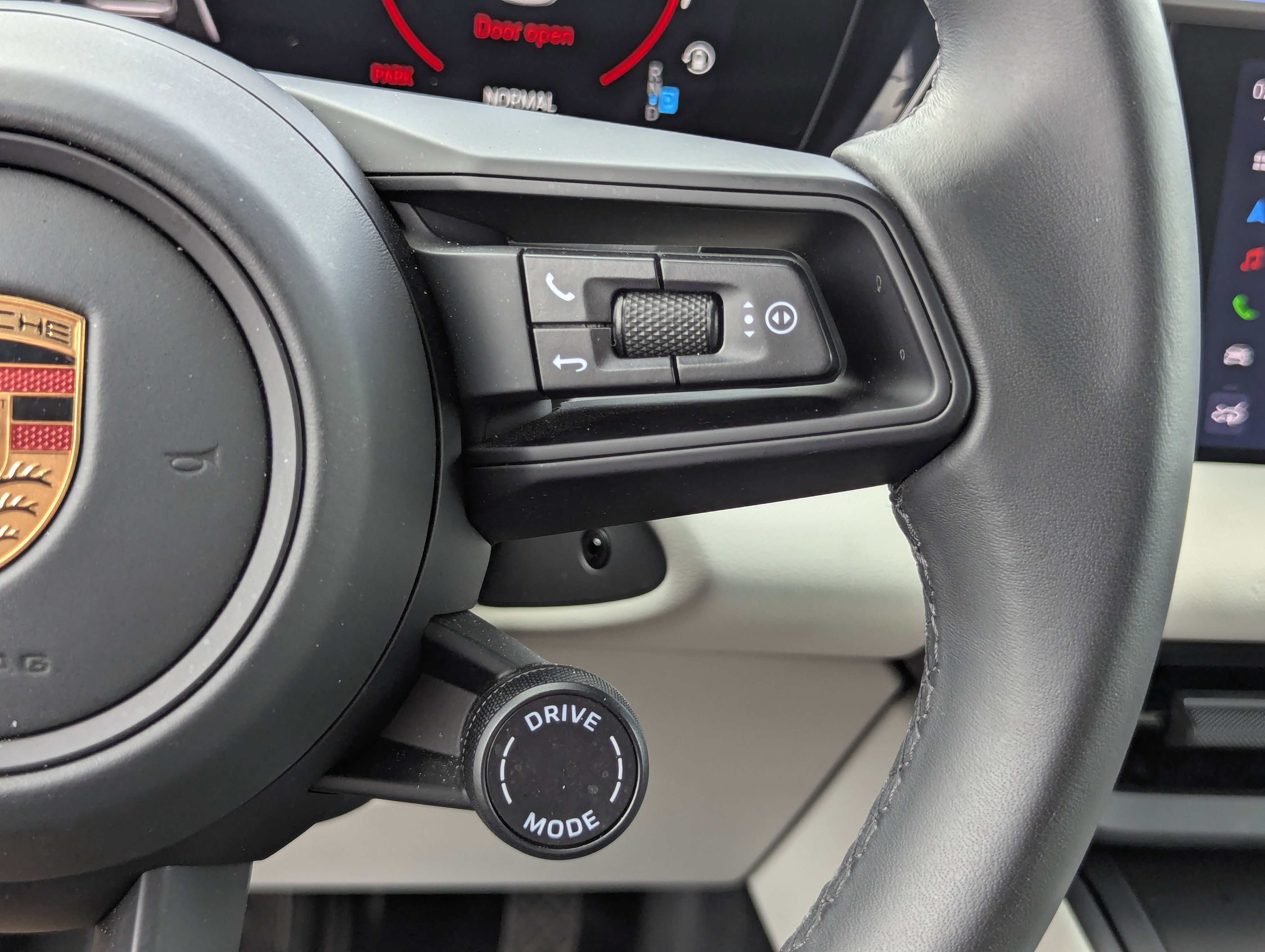 Certified 2025 Porsche Macan Electric RWD image 35