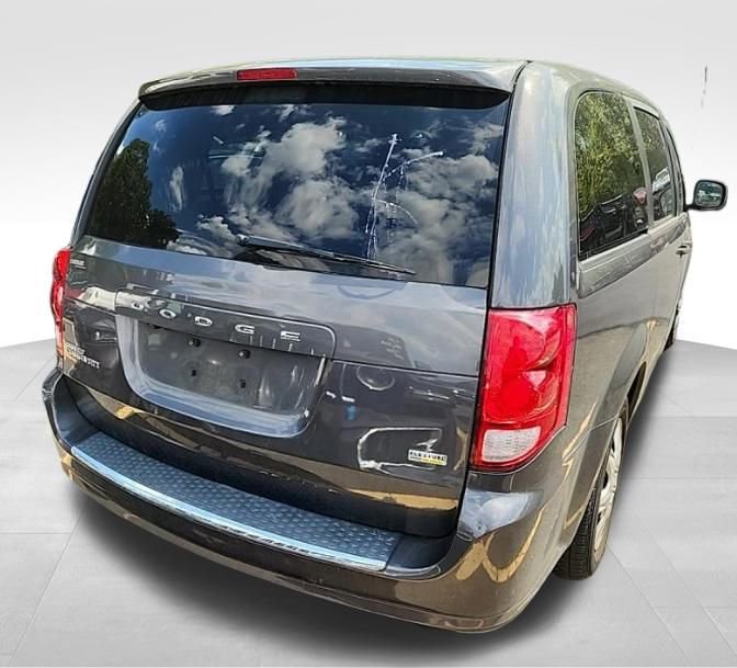 Used 2019 Dodge Grand Caravan SE image 3