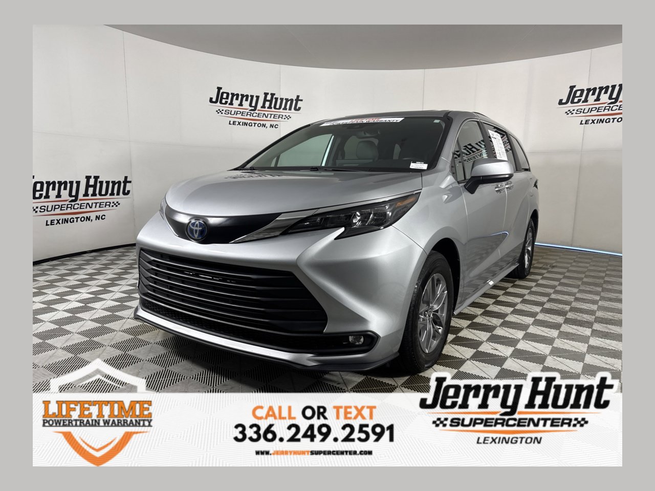 Used 2025 Toyota Sienna XLE FWD image 1