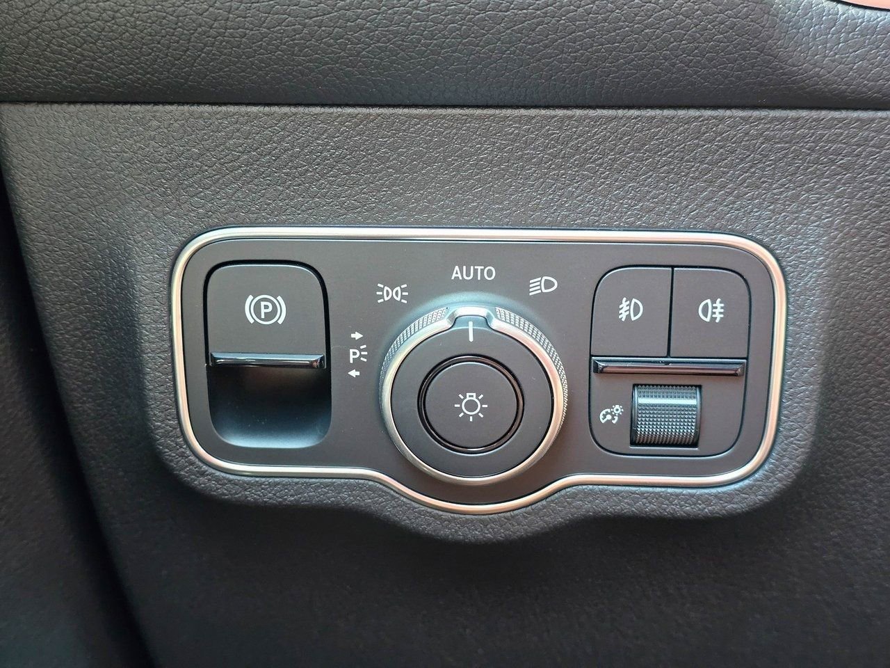 Used 2026 Mercedes-Benz GLB 250 4MATIC image 25