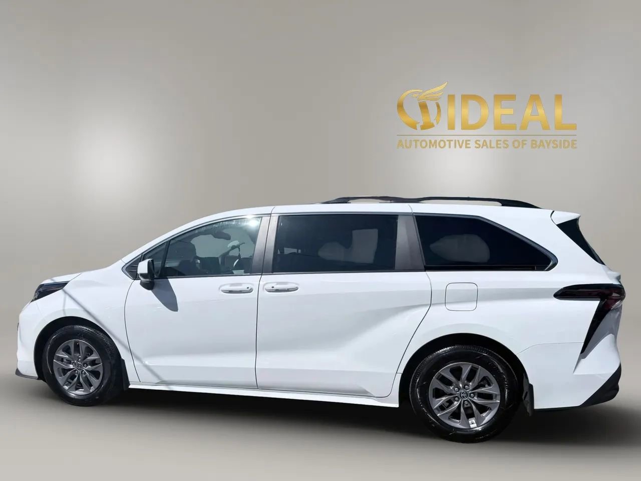 Used 2024 Toyota Sienna LE w/ LE Plus Package AWD/4WD image 4