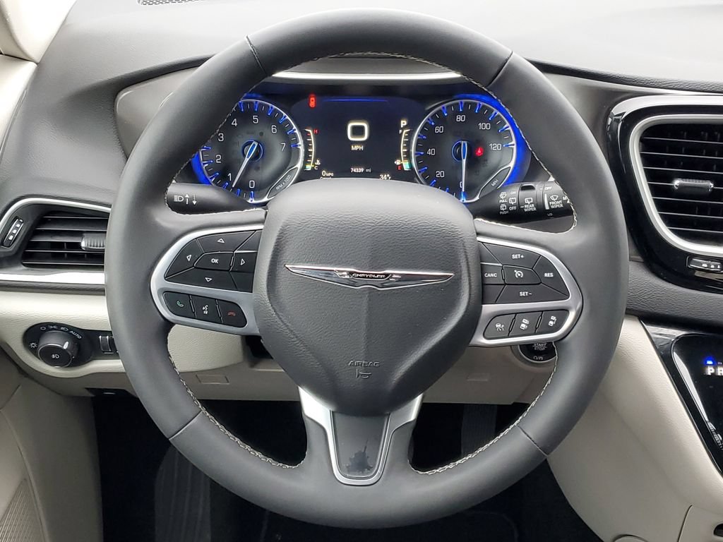 Used 2024 Chrysler Pacifica Touring-L FWD image 26