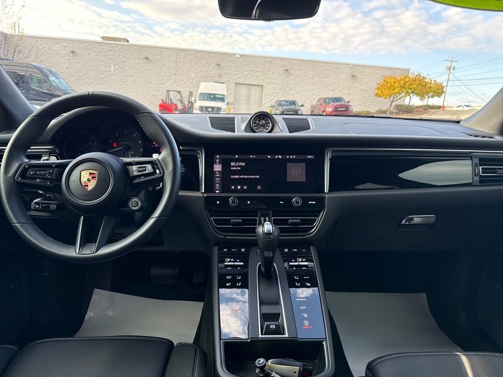 Used 2025 Porsche Macan Base image 12