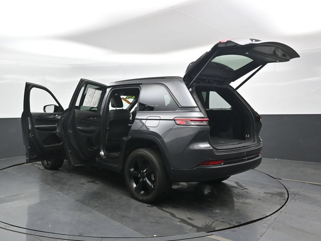 Used 2025 Jeep Grand Cherokee Altitude AWD/4WD image 49