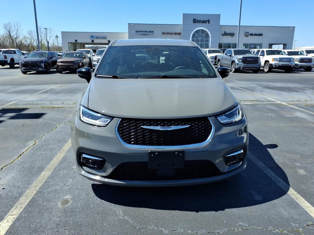 Used 2025 Chrysler Pacifica Select image 2
