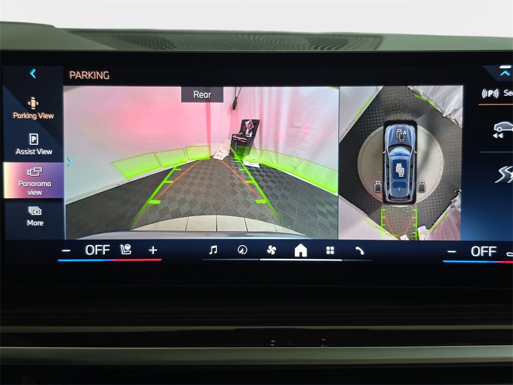 Used 2025 BMW X7 xDrive40i w/ M Sport Package image 24