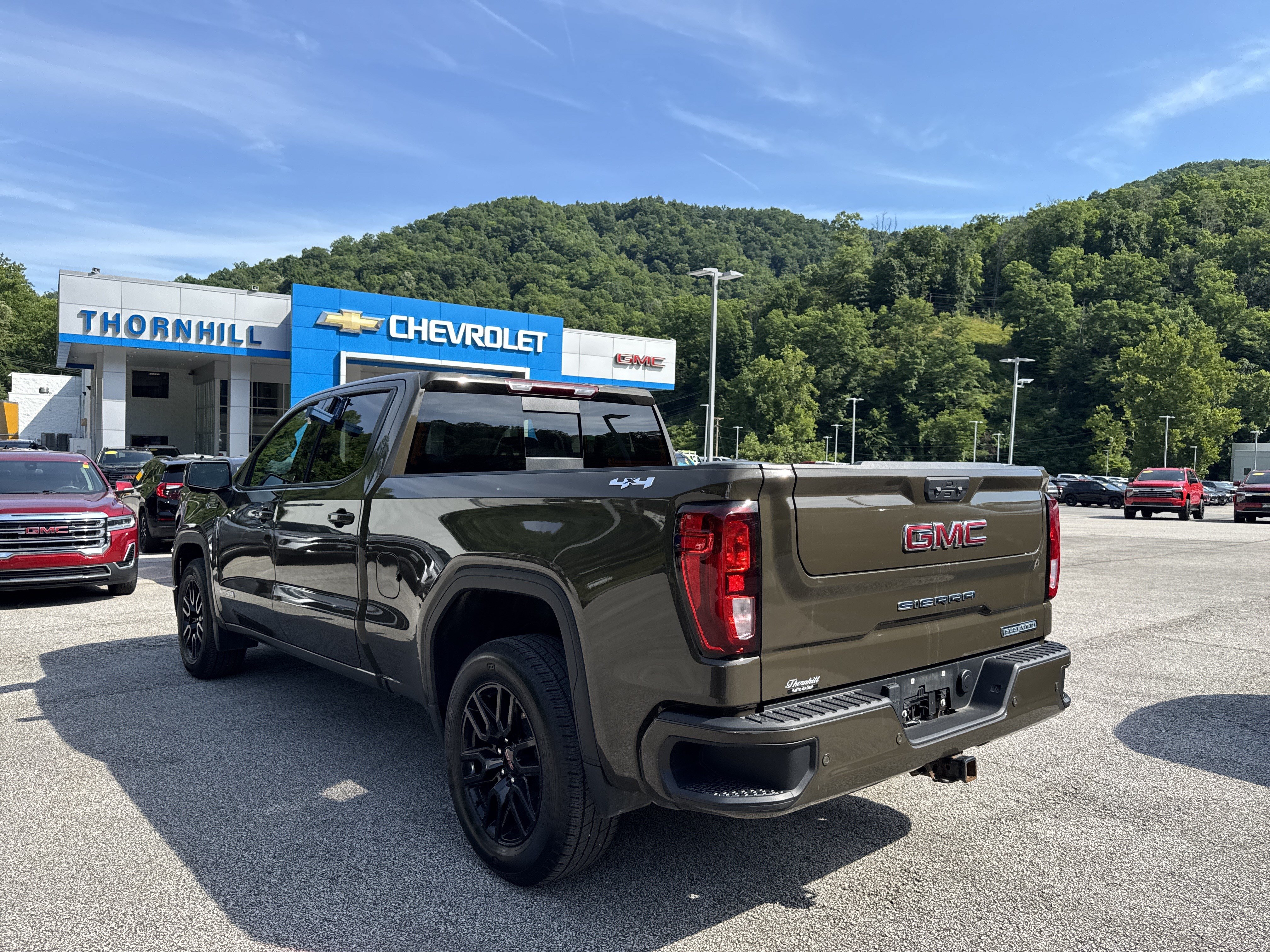 Used 2023 GMC Sierra 1500 Elevation w/ Preferred Package AWD/4WD image 8