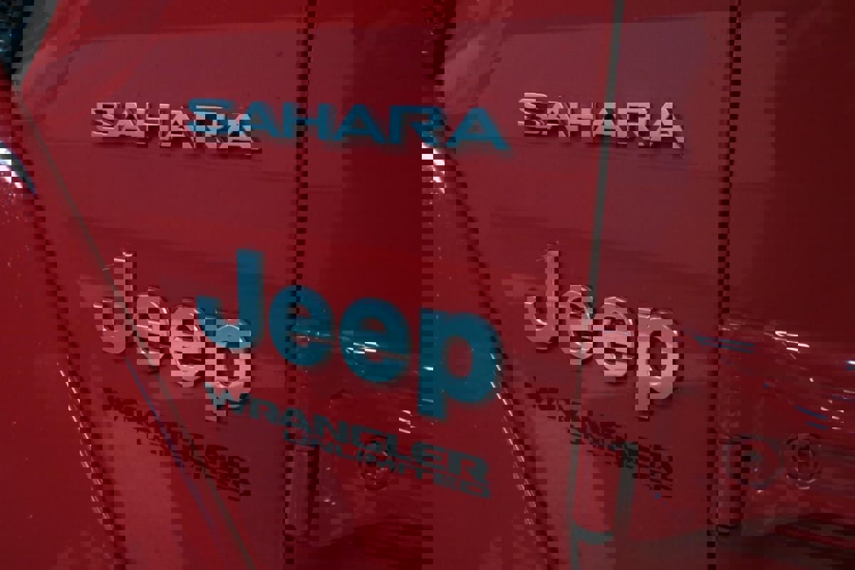 Used 2018 Jeep Wrangler Unlimited Sahara w/ Cold Weather Group image 37