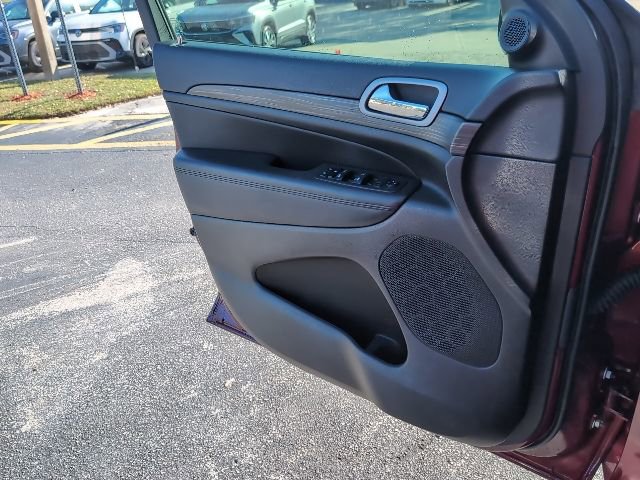 Used 2020 Jeep Grand Cherokee Altitude image 23