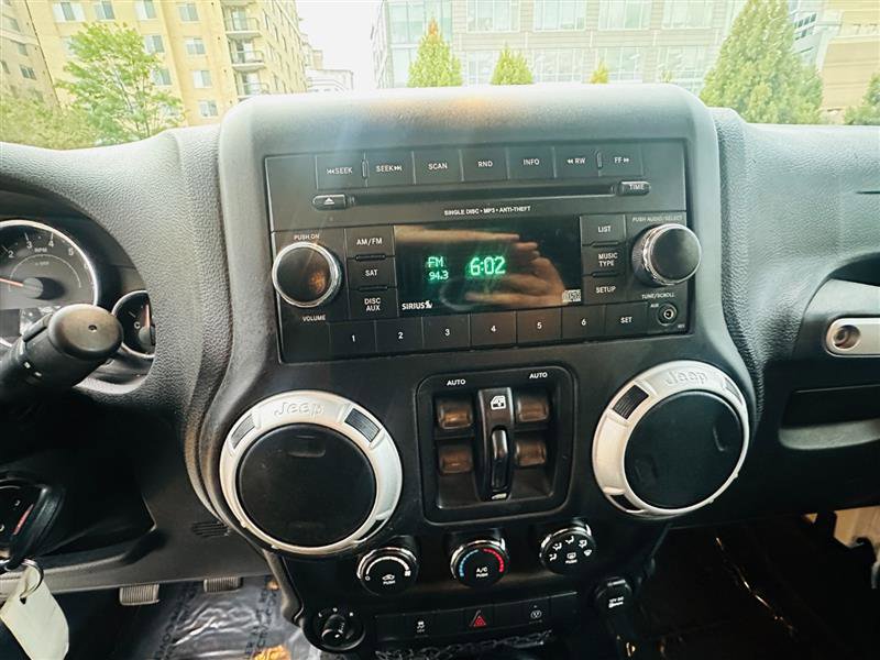 Used 2015 Jeep Wrangler Unlimited Sahara image 8