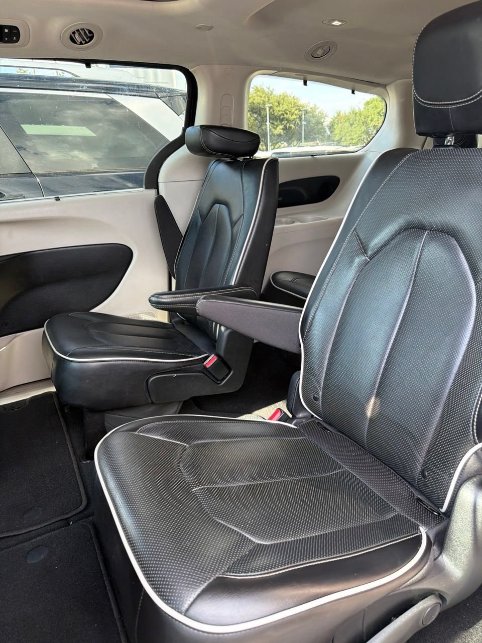 Used 2024 Chrysler Pacifica Limited FWD image 12