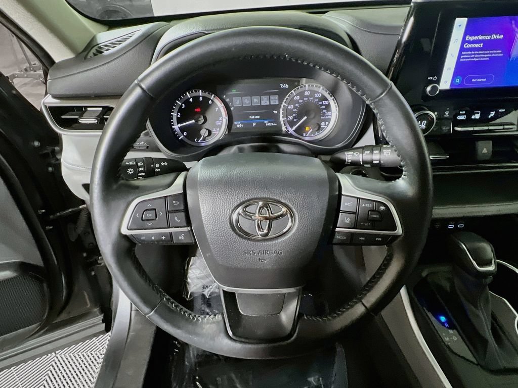 Used 2023 Toyota Highlander LE FWD image 10