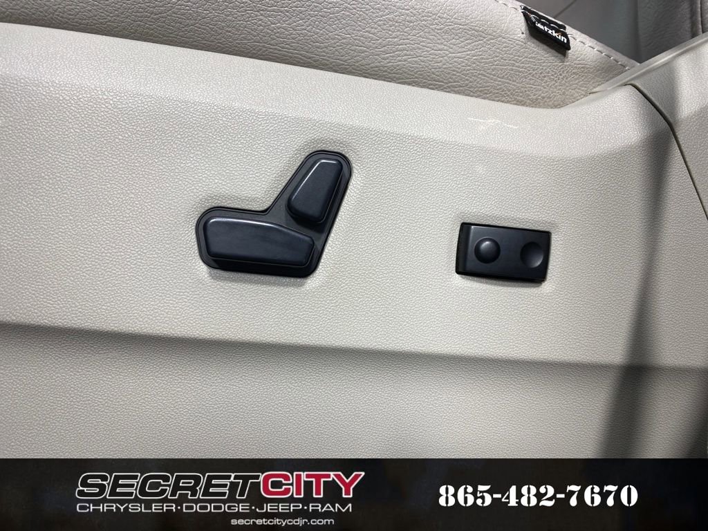 Used 2014 Dodge Grand Caravan SXT image 13