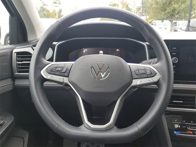 Certified 2025 Volkswagen Taos SE image 18