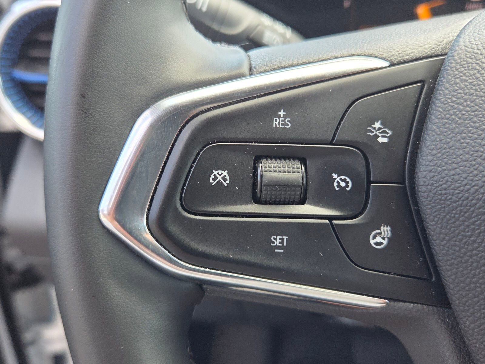 Used 2025 Chevrolet Trax LT w/ LT Convenience Package FWD image 26