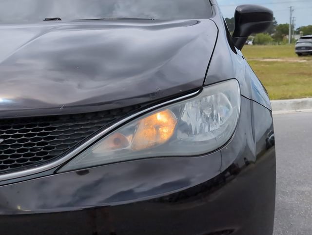 Used 2017 Chrysler Pacifica Touring w/ Tire & Wheel Group FWD image 12