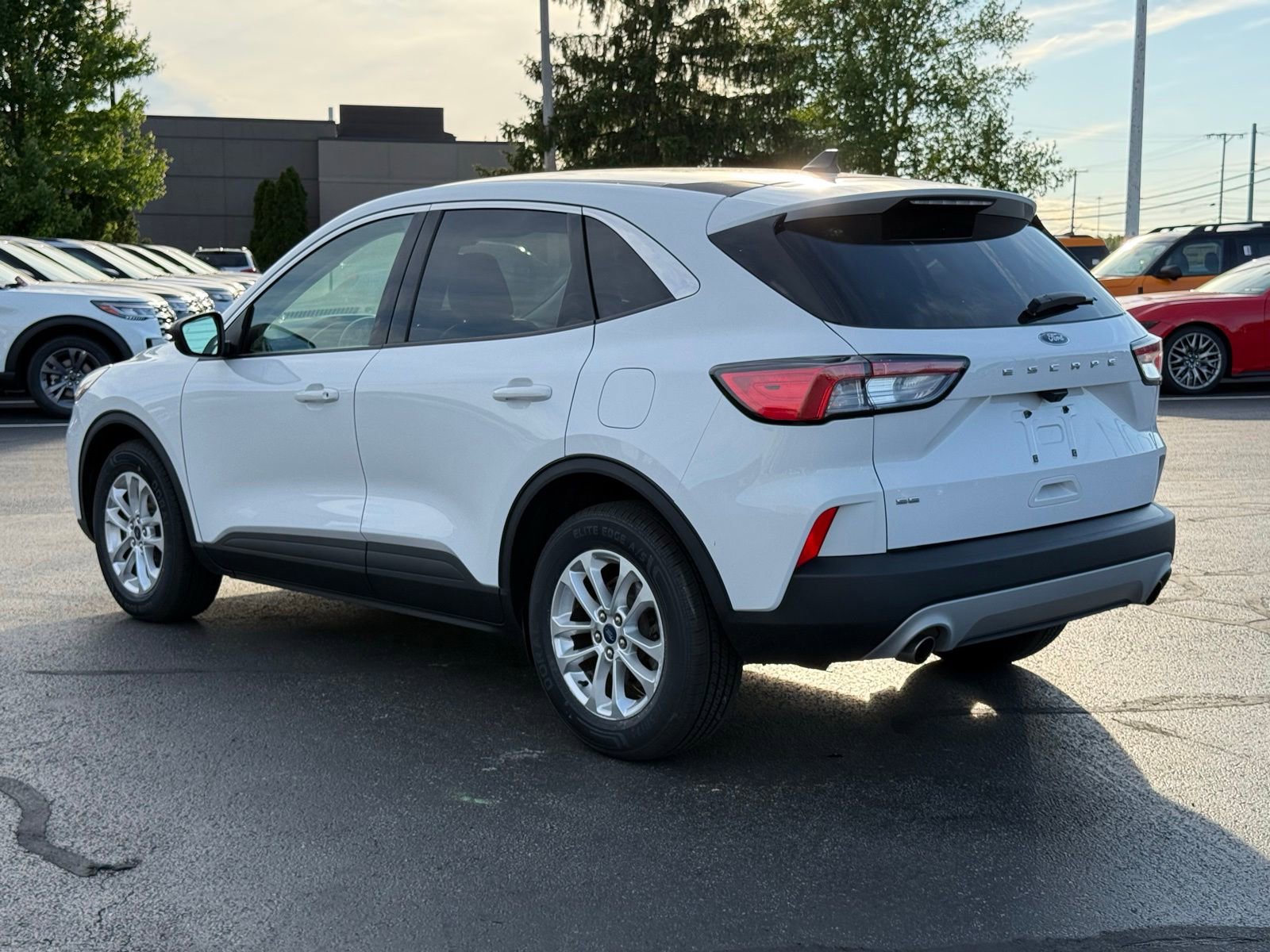 Used 2022 Ford Escape SE w/ Convenience Package FWD image 6