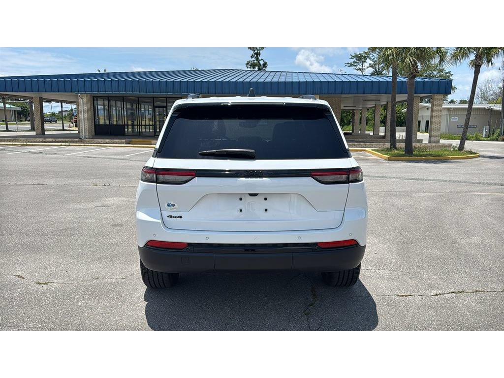 Used 2023 Jeep Grand Cherokee Altitude AWD/4WD image 5