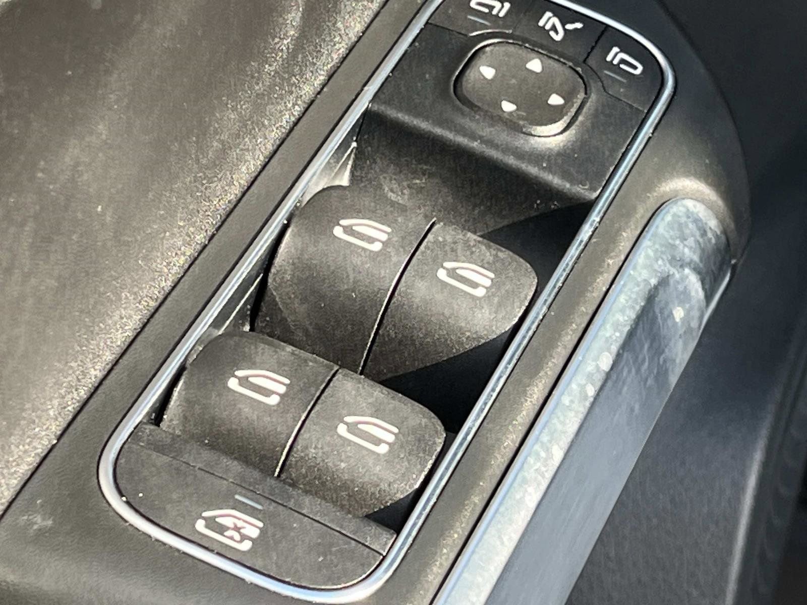 Used 2021 Mercedes-Benz GLB 250 w/ Premium Package image 18