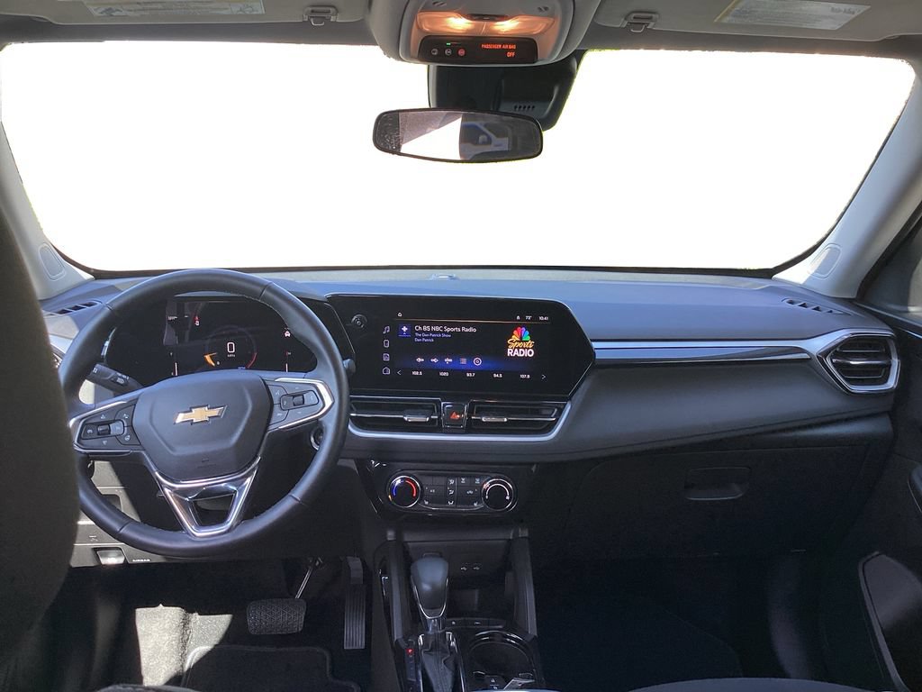 Used 2025 Chevrolet TrailBlazer LT w/ LT Cold Weather Package FWD image 11
