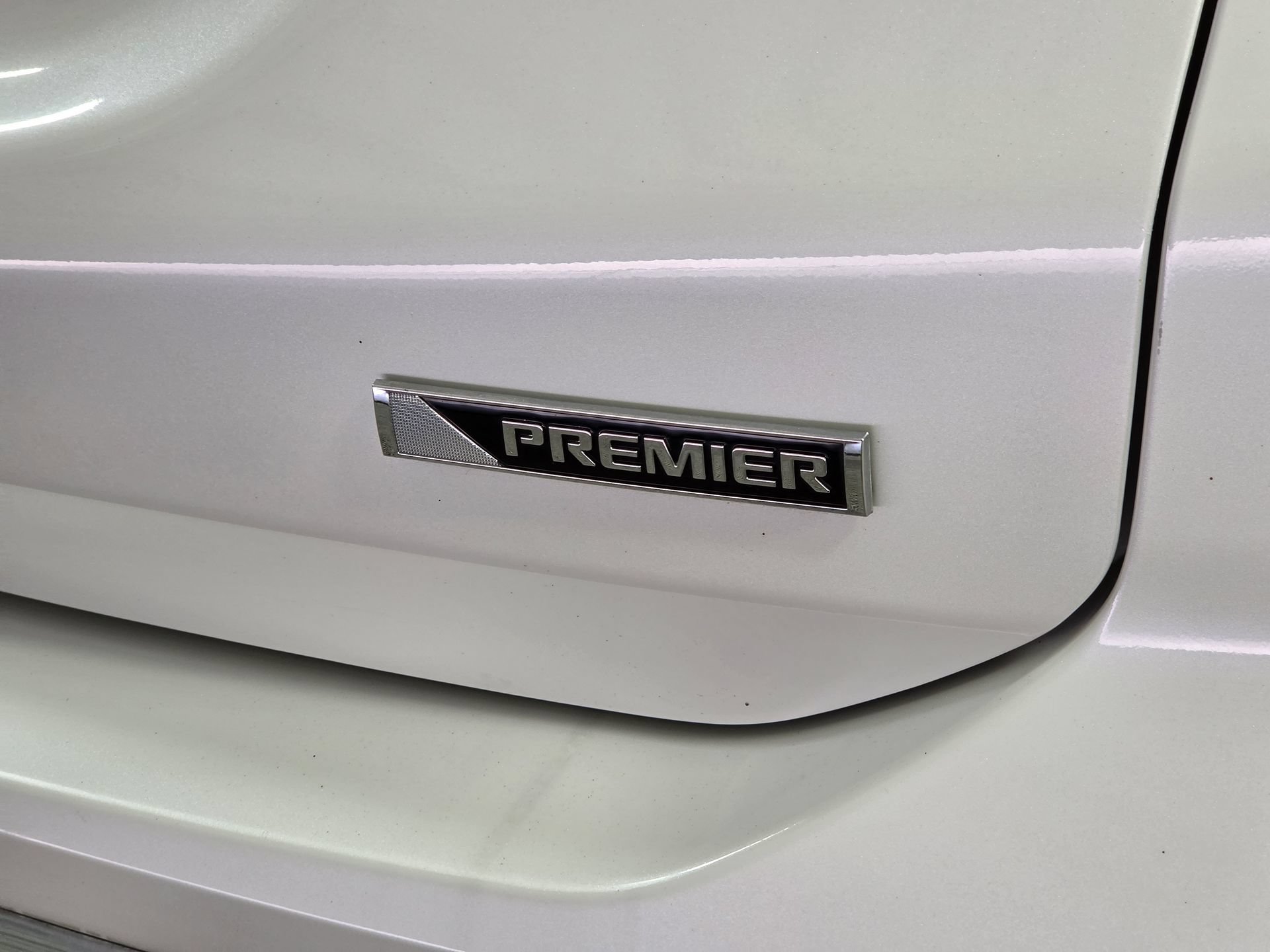 Used 2018 Chevrolet Equinox Premier FWD image 11