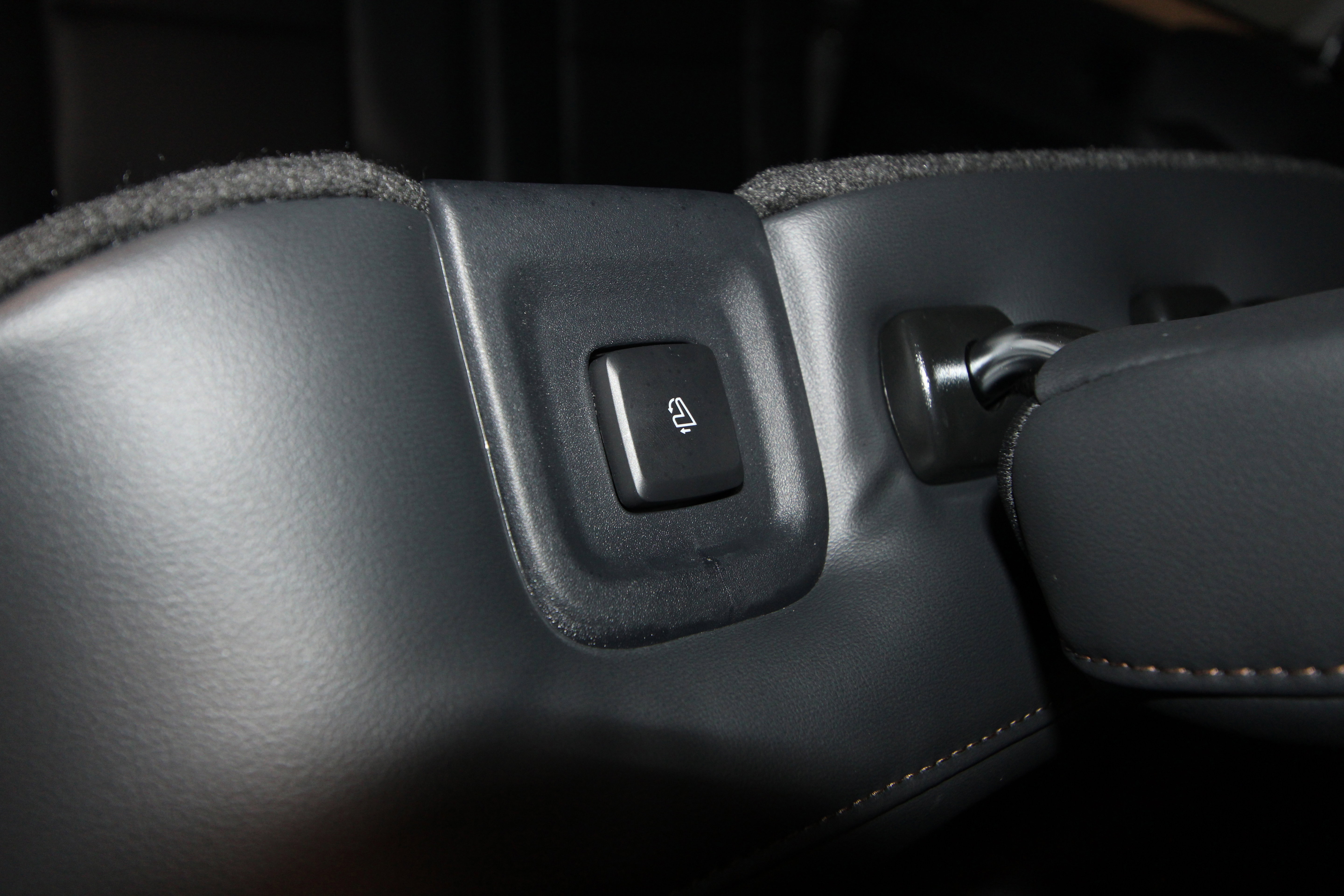 New 2026 Lincoln Aviator AWD w/ Jet Appearance Package image 22