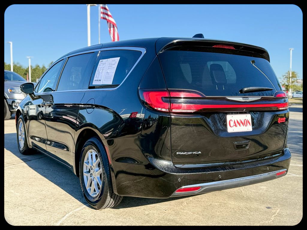 Used 2024 Chrysler Pacifica Touring-L image 11