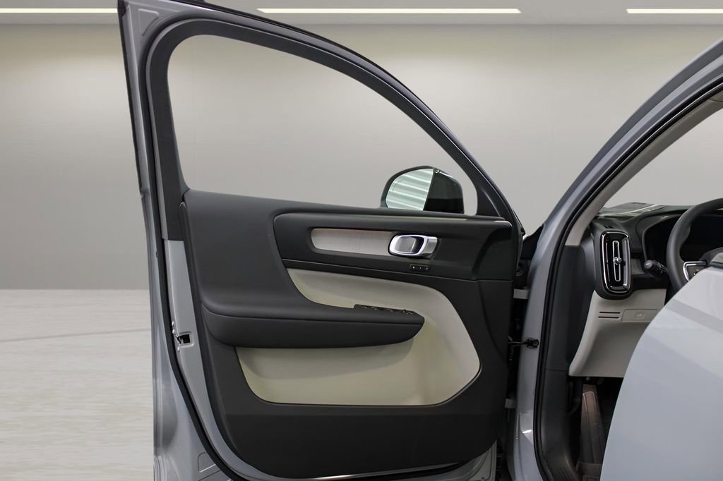 New 2026 Volvo XC40 B5 Plus w/ Protection Package Premier AWD/4WD image 25