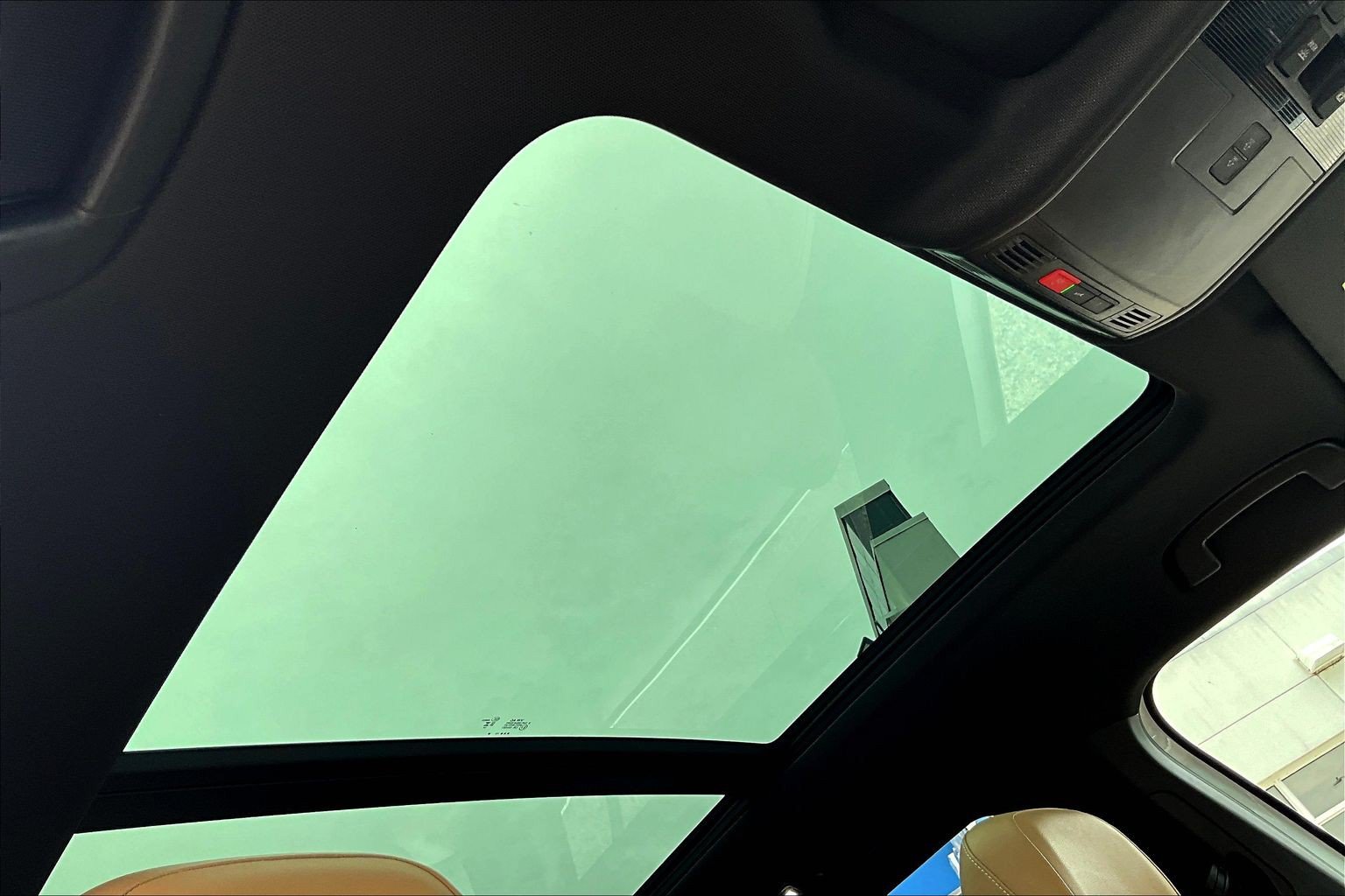 Used 2024 Volkswagen Tiguan SE w/ Panoramic Sunroof Package AWD/4WD image 17
