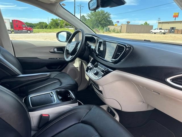 Used 2024 Chrysler Pacifica Touring-L FWD image 16