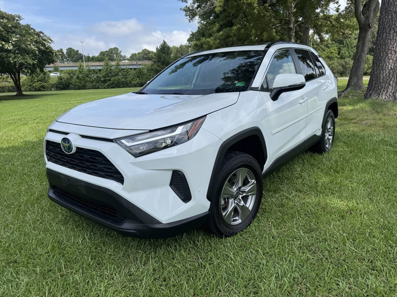 Used 2022 Toyota RAV4 XLE image 2