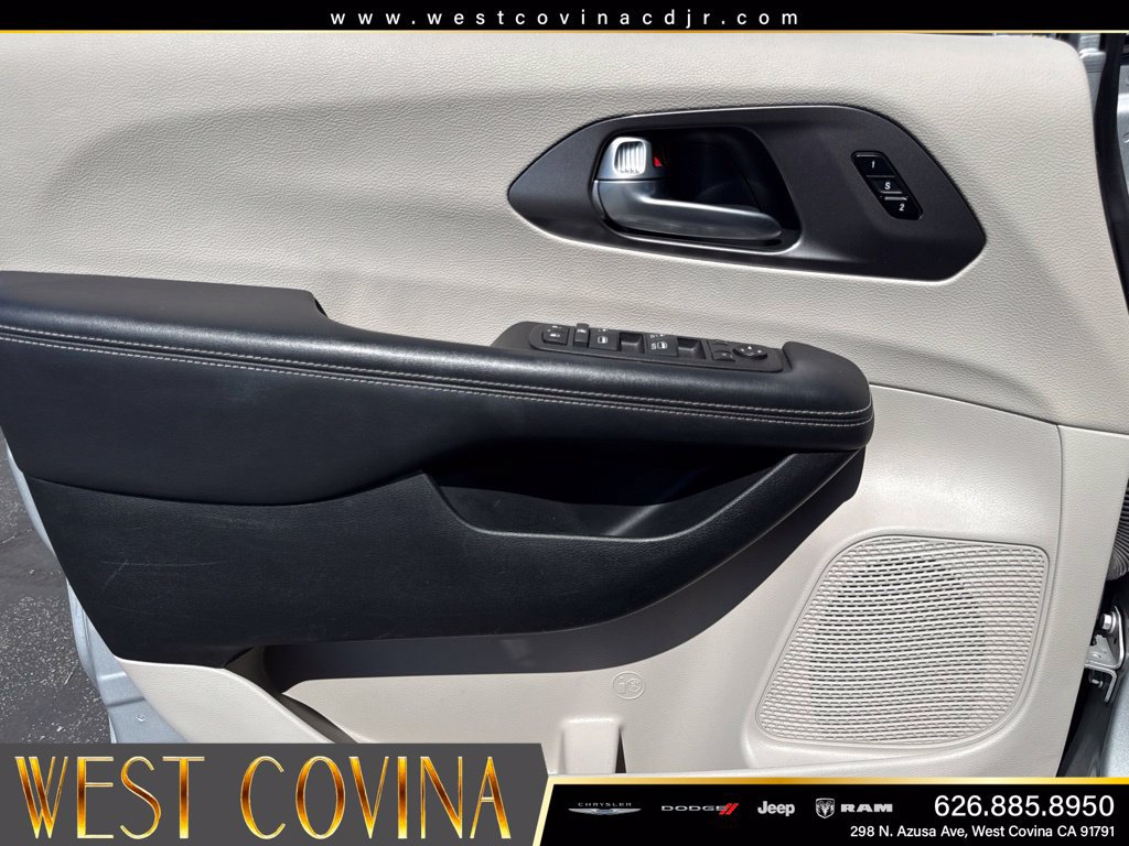 Used 2024 Chrysler Pacifica Touring-L FWD image 18