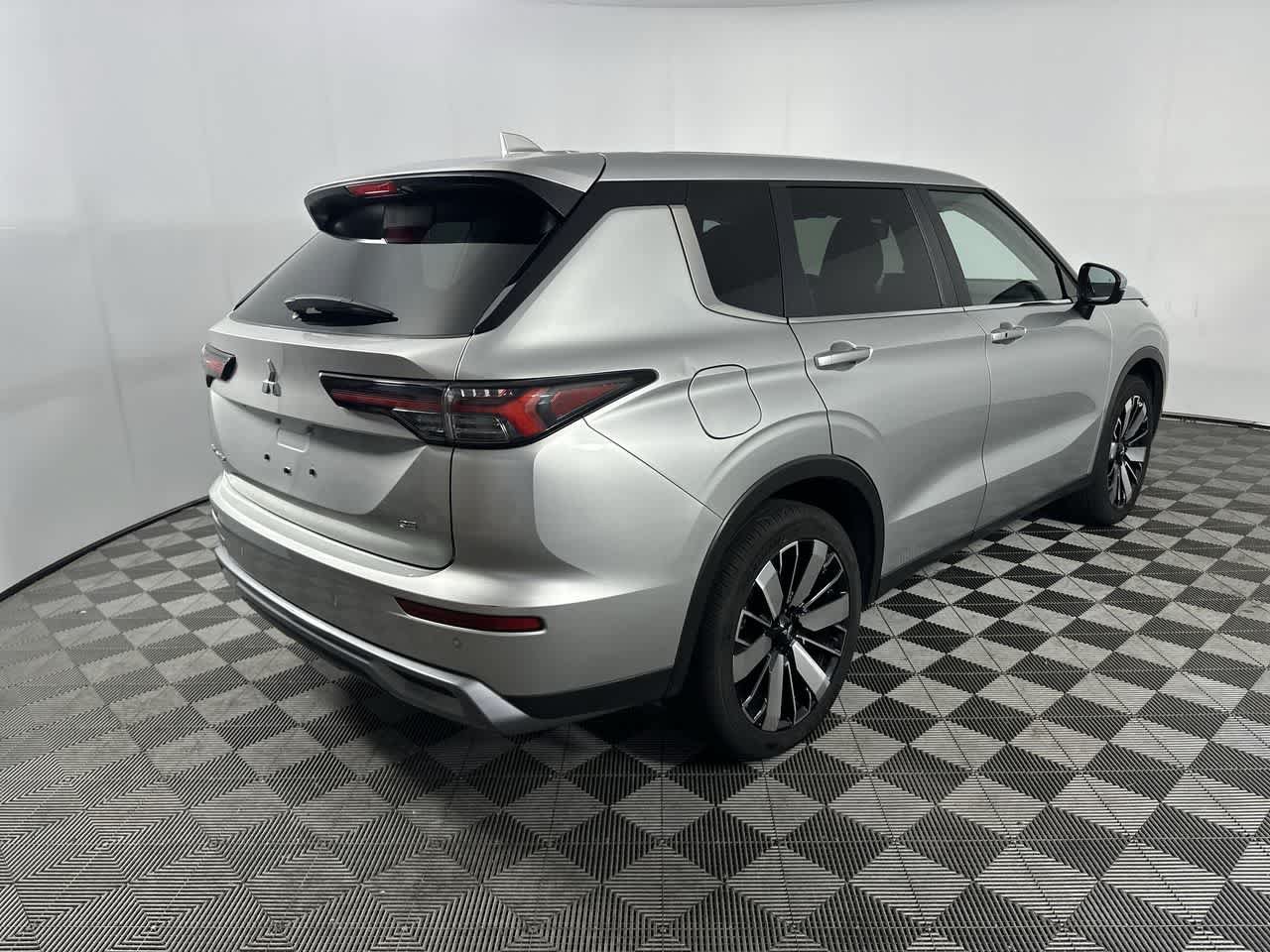 Used 2025 Mitsubishi Outlander SE FWD image 8