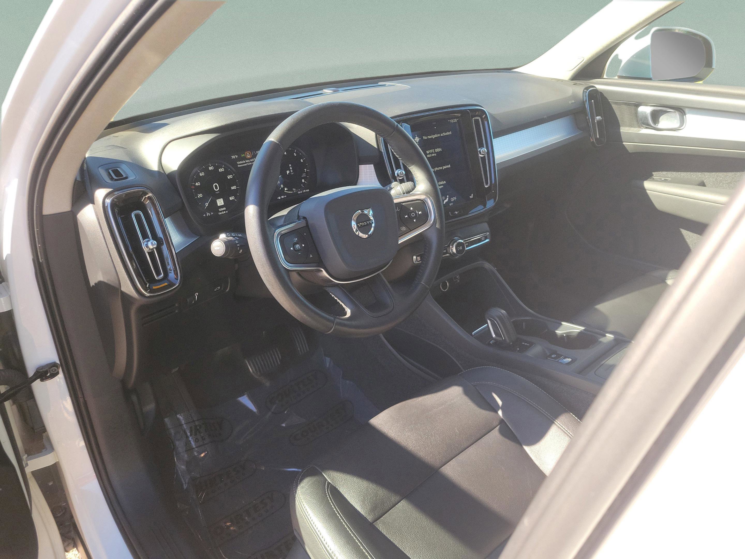 Used 2020 Volvo XC40 T5 Momentum w/ Protection Package Premier image 14