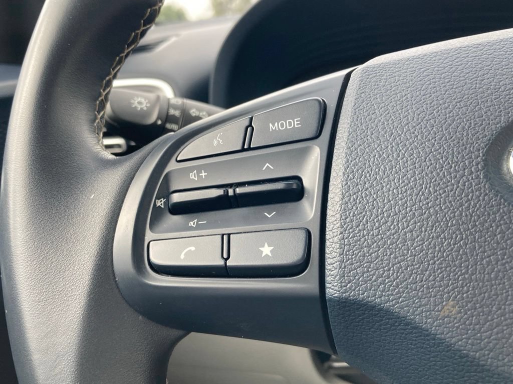 Used 2025 Hyundai Venue Limited FWD image 15