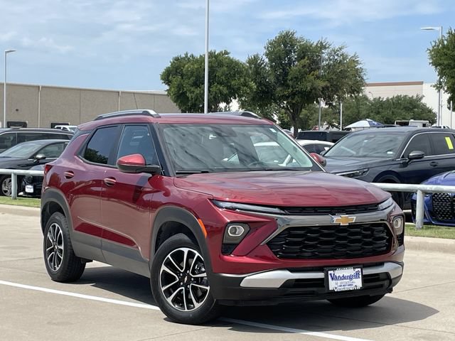 Used 2025 Chevrolet TrailBlazer LT AWD/4WD image 2