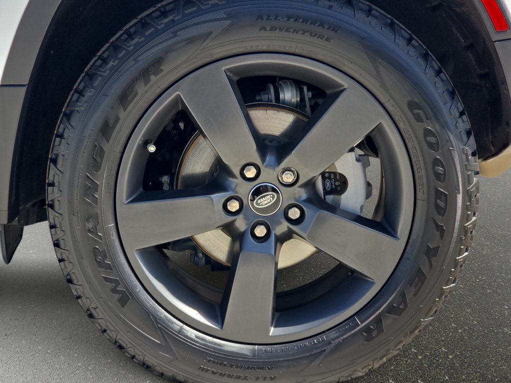 Certified 2025 Land Rover Defender 110 S AWD/4WD image 34