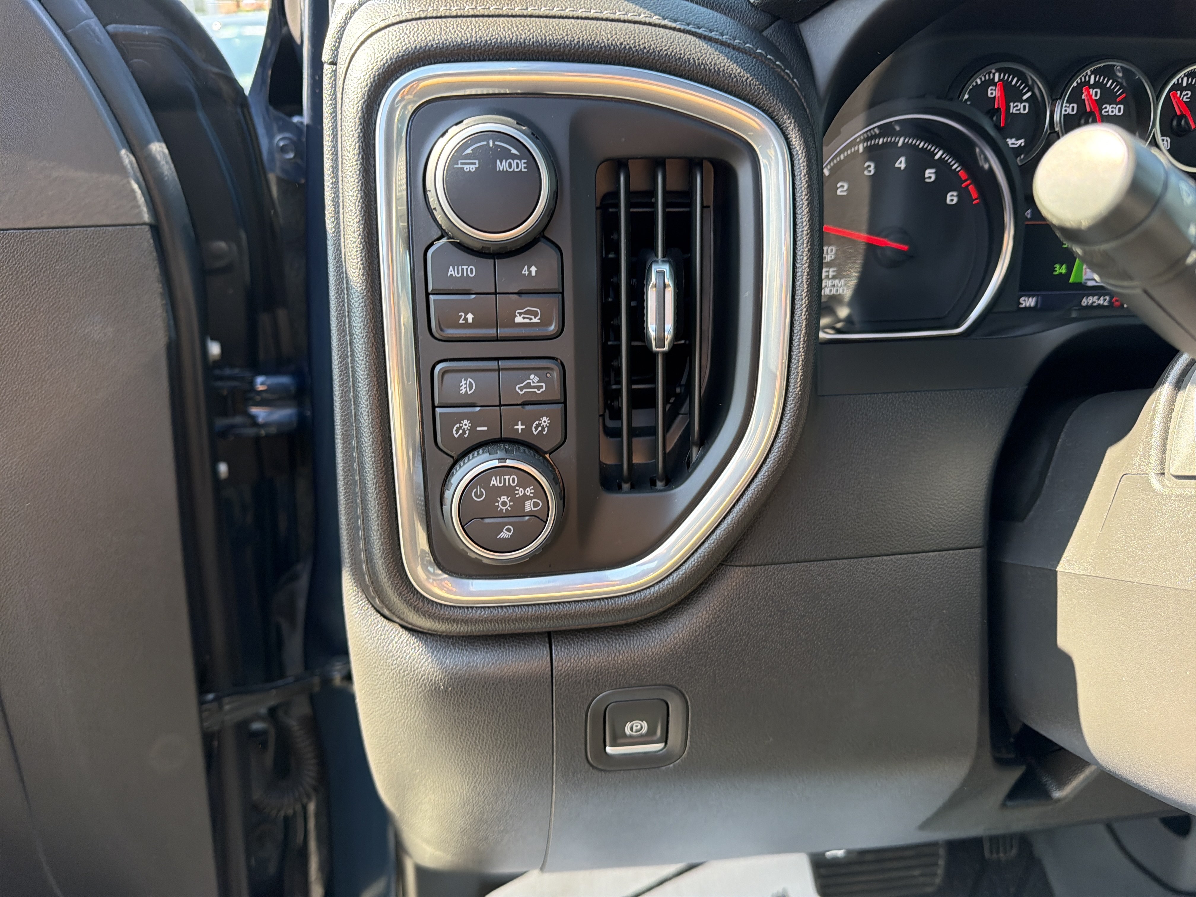 Certified 2022 Chevrolet Silverado 1500 LT AWD/4WD image 17