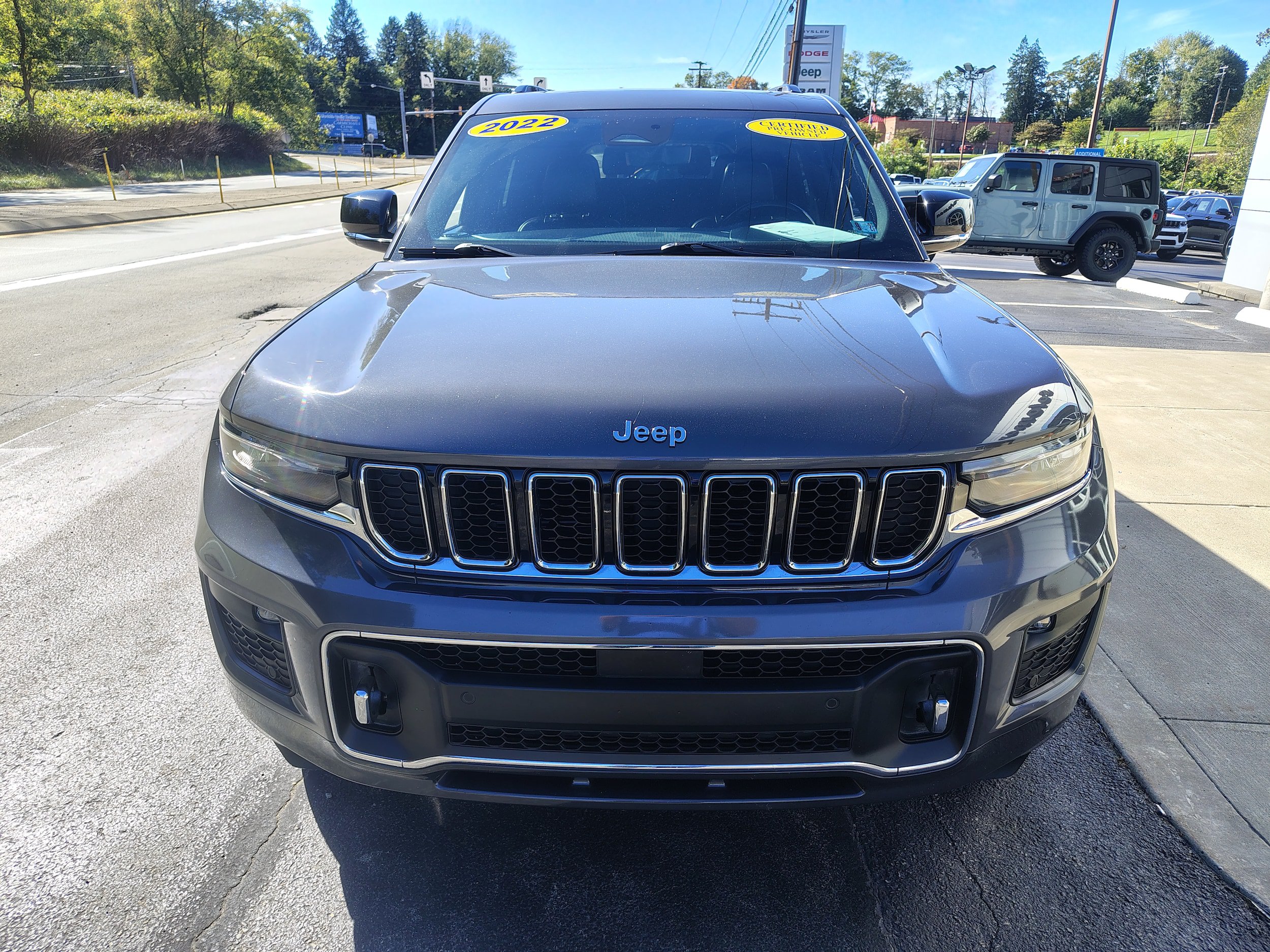 Certified 2022 Jeep Grand Cherokee L Overland w/ Luxury Tech Group IV AWD/4WD image 3