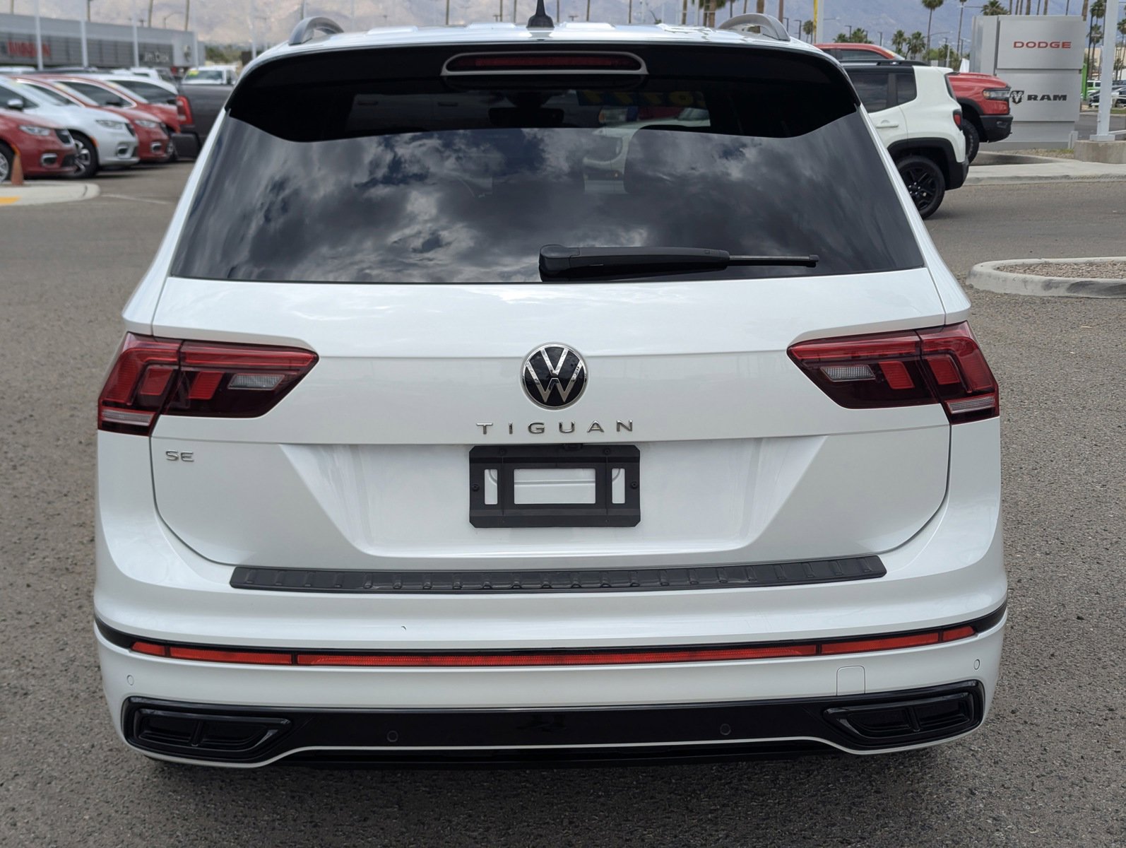Used 2023 Volkswagen Tiguan SE R-Line FWD image 3
