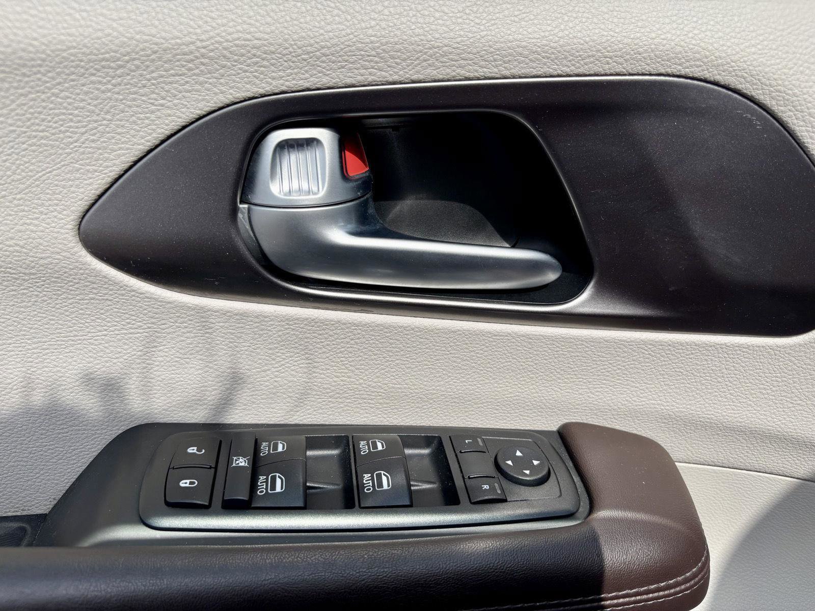 Used 2018 Chrysler Pacifica Touring-L Plus image 21