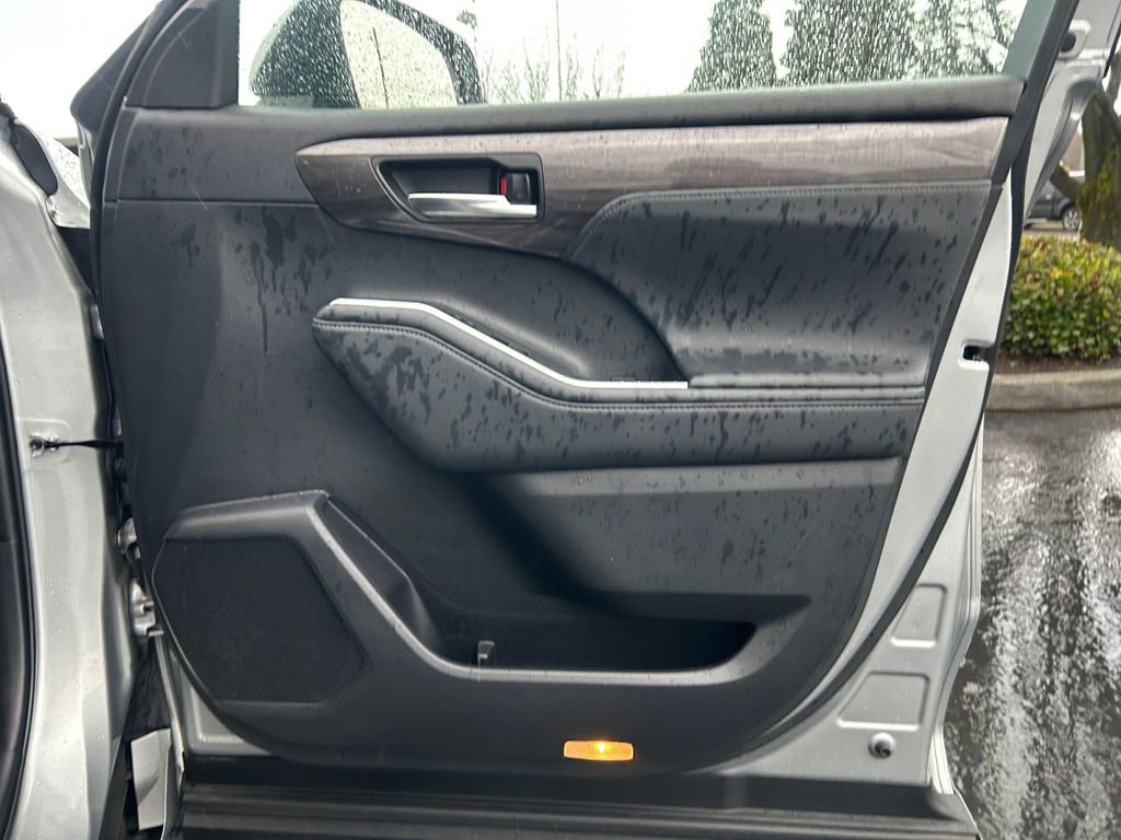 Used 2022 Toyota Highlander Platinum image 25