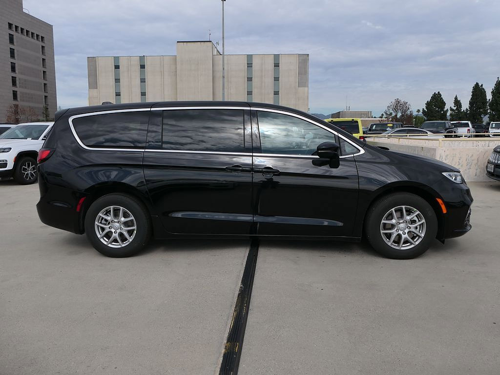 New 2026 Chrysler Pacifica Select FWD image 2