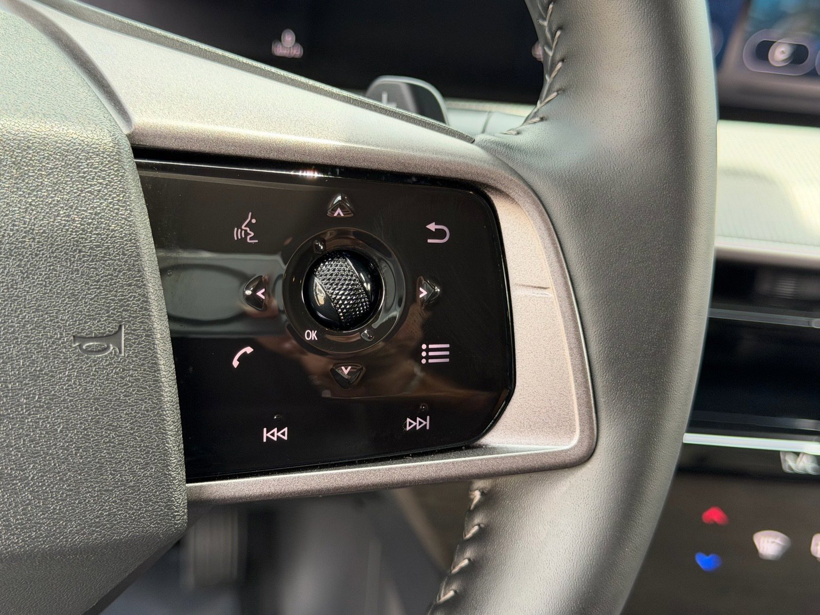 Certified 2025 Nissan Murano SV FWD image 32
