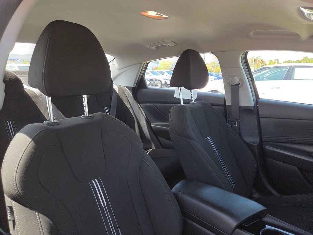 Used 2023 Hyundai Elantra SEL w/ Convenience Package image 11