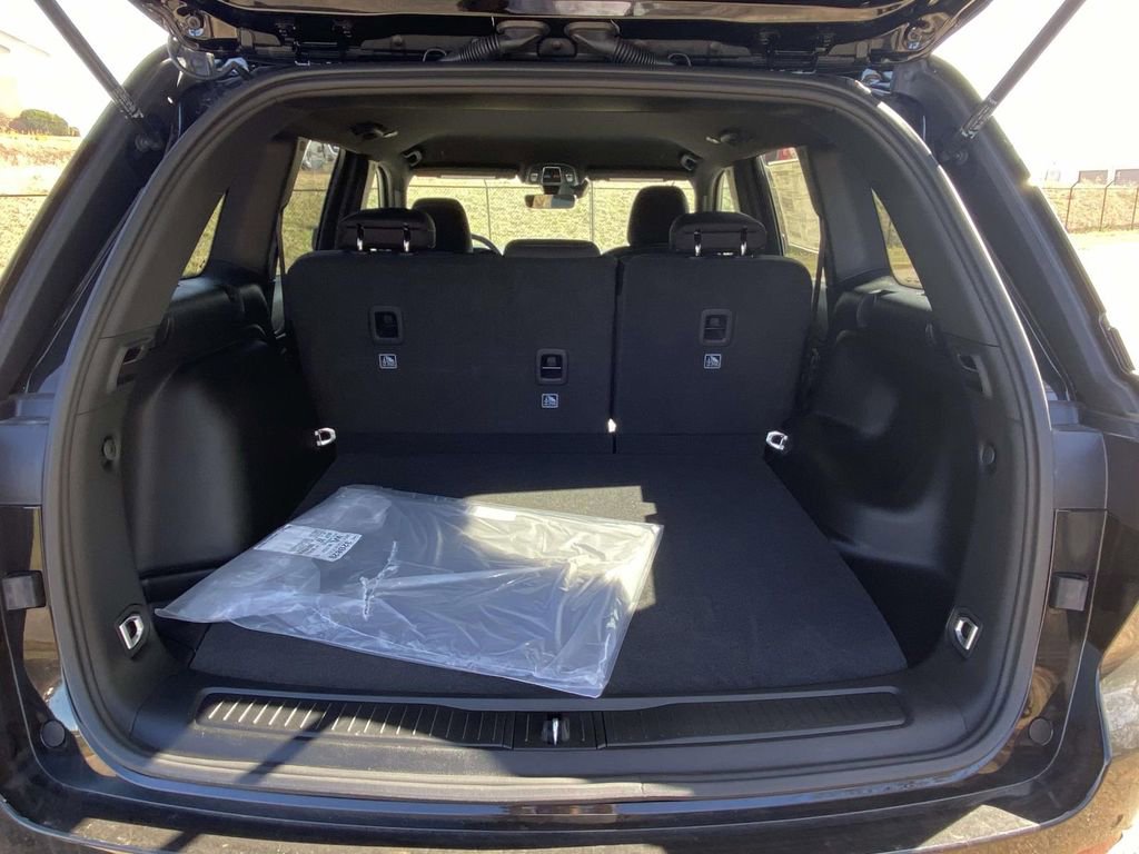 New 2025 Jeep Grand Cherokee Laredo image 9